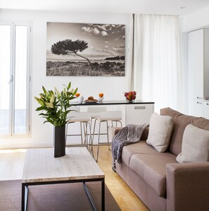 In-room safe, iron/ironing board, free WiFi, bed sheets - Durlet Beach Apartments (Barcelona)
