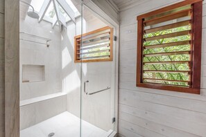 Villa, 2 soverom, ved havkanten | Bad | Dusj, designertoalettartikler, hårføner og håndklær