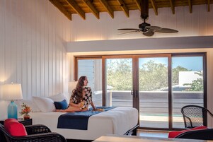 Ropa de cama de alta calidad y caja de seguridad en la habitación 