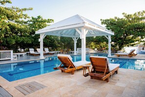 Outdoor pool, sun loungers - Barefoot Cay Resort (Roatan)