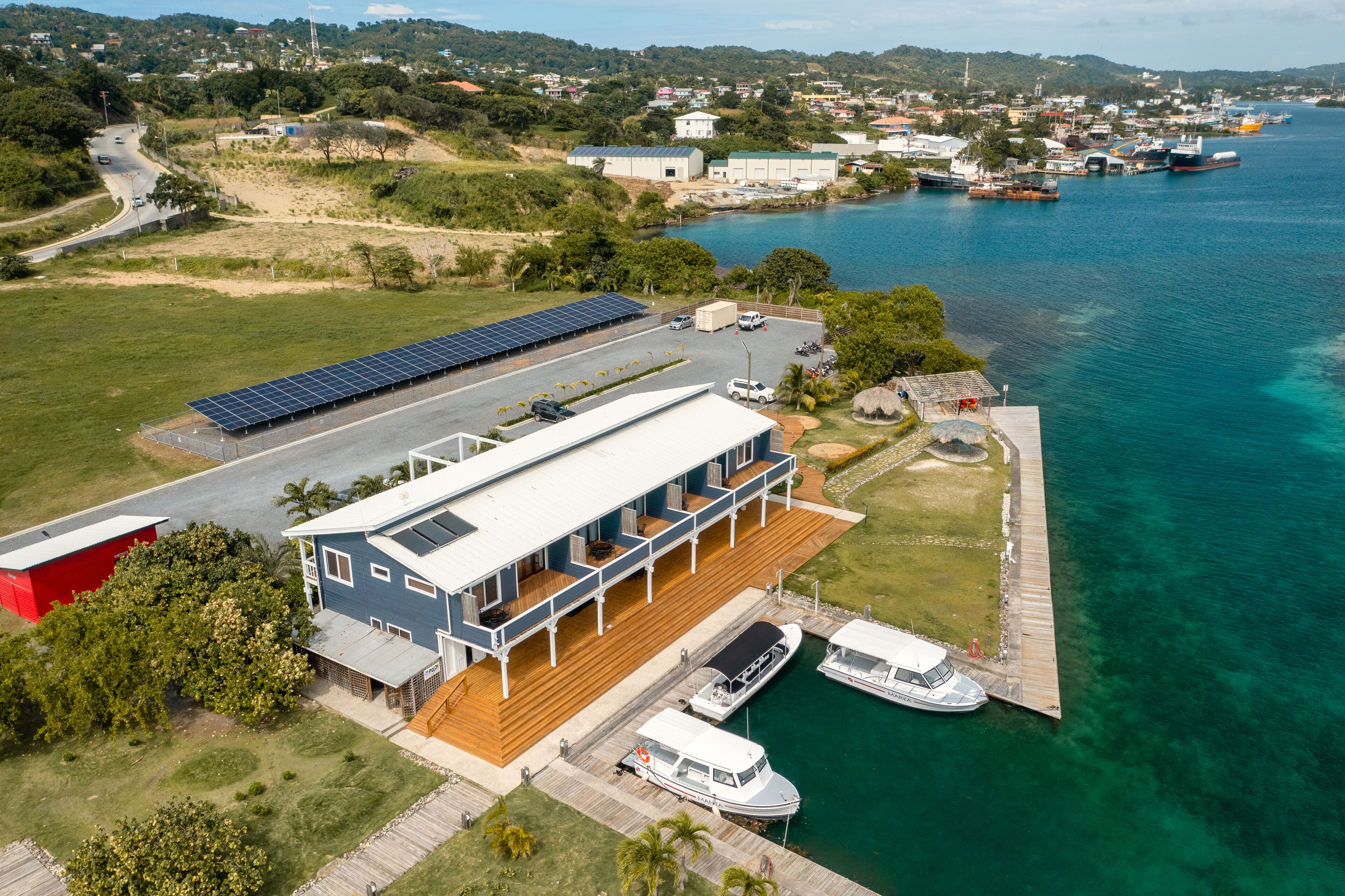 Ropa de cama de alta calidad y caja de seguridad en la habitación 