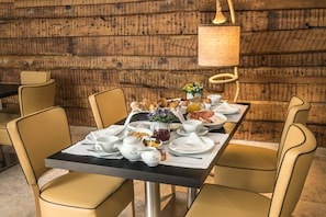 Daily cooked-to-order breakfast (EUR 13 per person)