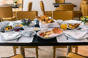 Daily cooked-to-order breakfast (EUR 14 per person)