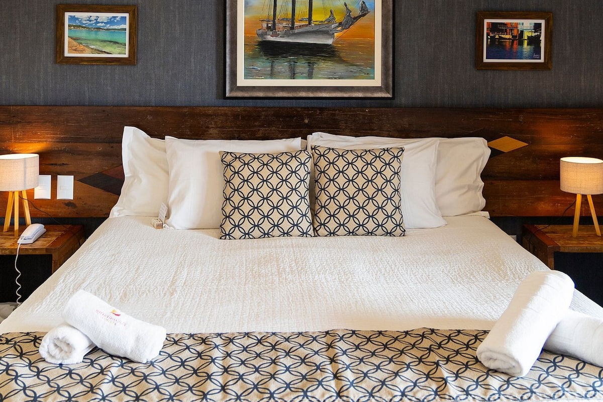 Suite Deluxe, 1 letto king, aria condizionata, vista mare parziale | 1 camera, minibar, una cassaforte in camera, con stile personalizzato