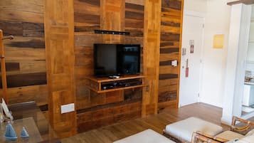 Deluxe Suite, 1 King Bed, Air conditioning, Partial Sea View | 1 bedroom, minibar, in-room safe, individually decorated