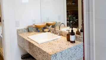 Basic Suite | Bathroom