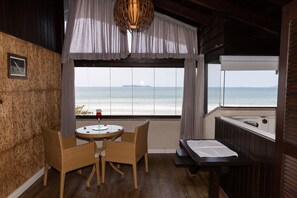 Premium Suite, 1 King Bed, Jetted Tub, Sea View (Suite Canto Grande) | Dining - Hospedaria Refúgio das Galés (Bombinhas)