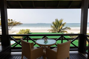 Luxury Suite, 1 King Bed, Jetted Tub, Sea View | Outdoor dining - Hospedaria Refúgio das Galés (Bombinhas)