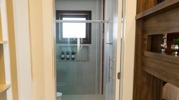 Basic Suite | Bathroom