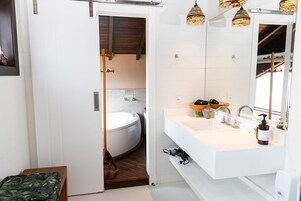 Suite | Bathroom | Free toiletries, hair dryer, towels, soap