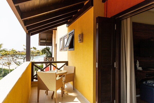 Suíte luxo, 1 cama King, ar-condicionado, vista parcial para o mar | Área da propriedade