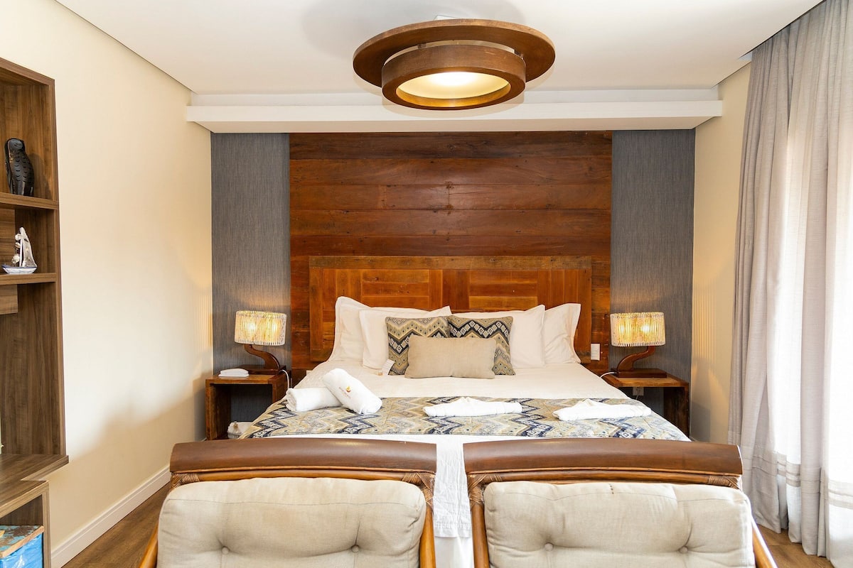 Suite Deluxe, 1 letto king, aria condizionata, vista mare parziale | 1 camera, minibar, una cassaforte in camera, con stile personalizzato