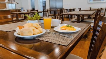 包含每日当地美食早餐