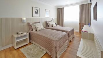 Standard tvÄbÀddsrum | Minibar, vÀrdeförvaringsskÄp pÄ rummet och mörklÀggningsgardiner