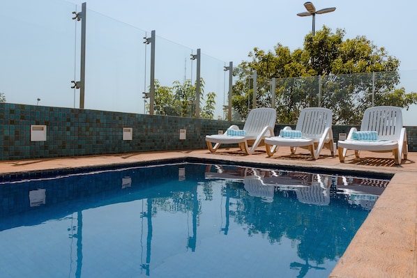 Piscine extérieure, chaises longues