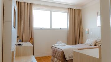 Quarto duplo standard | Frigobar, cofres nos quartos, cortinas blackout, camas extras/dobráveis