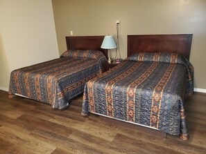 Habitación doble estándar, 2 camas matrimoniales | Wifi gratis y ropa de cama 