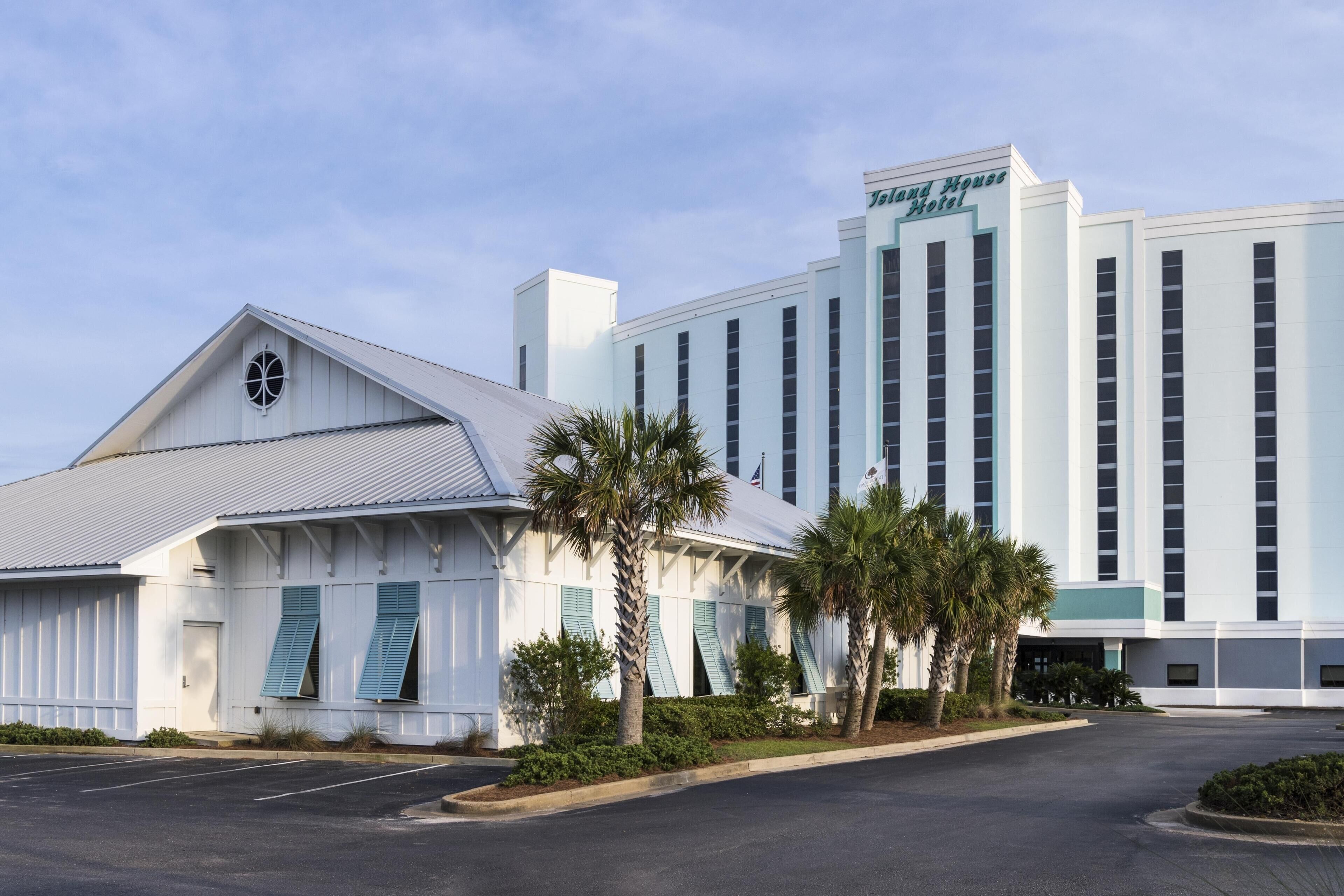 A hotel with a large building and a smaller annex.