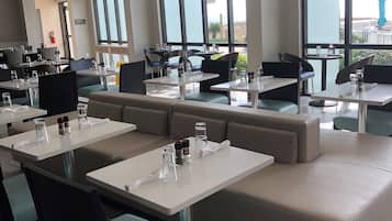 Tägliches nach Wunsch zubereitetes Frühstück (20 USD pro Person)