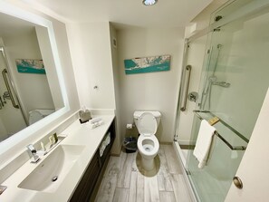 Douche, articles de toilette gratuits, sèche-cheveux