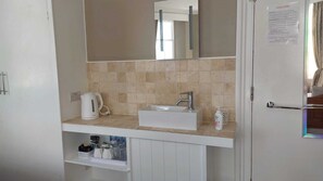 Quadruple Room, Private Bathroom (Sleeps Four) - Ashleigh House (Torquay)