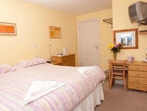 Premium bedding, desk, iron/ironing board, free WiFi - Holbrook B&B (Shaftesbury)