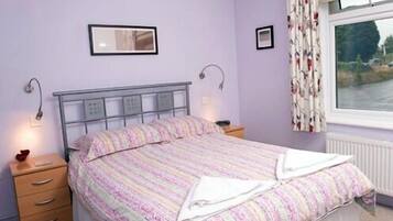 เครื่องนอนระดับพรีเมียม, โต๊ะทำงาน, เตารีด/โต๊ะรีดผ้า, Wi-Fi ฟรี