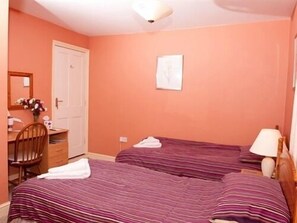 Premium bedding, desk, iron/ironing board, free WiFi - Holbrook B&B (Shaftesbury)