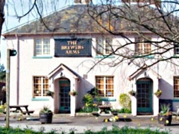 A traditional building with a sign reading "The Brewers Arms." - The Brewers Arms (Dorchester)