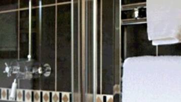 Standard Double Room, Ensuite | Bathroom