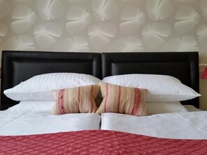 Twin Room, Ensuite - Gallery Guesthouse (Plymouth)