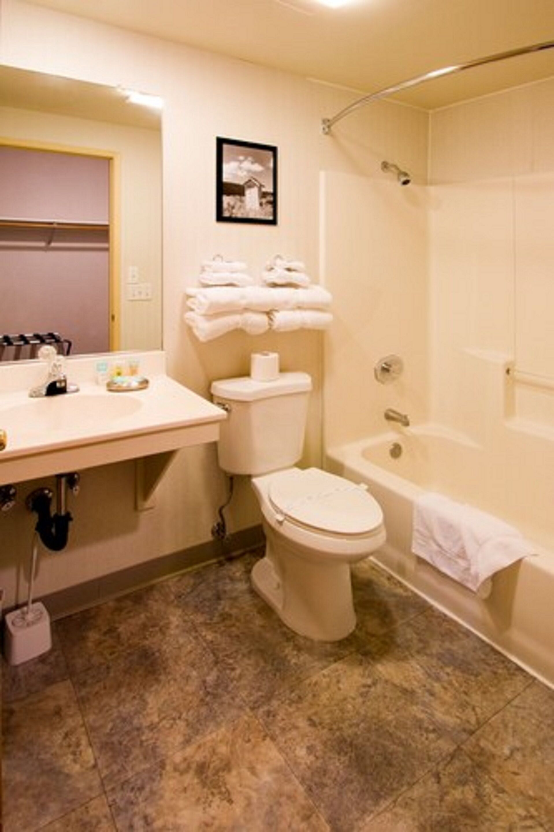 Ein Badezimmer mit Toilette, Waschbecken und Badewanne.