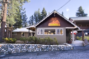 Porch - Holiday Haus Motel (Mammoth Lakes)