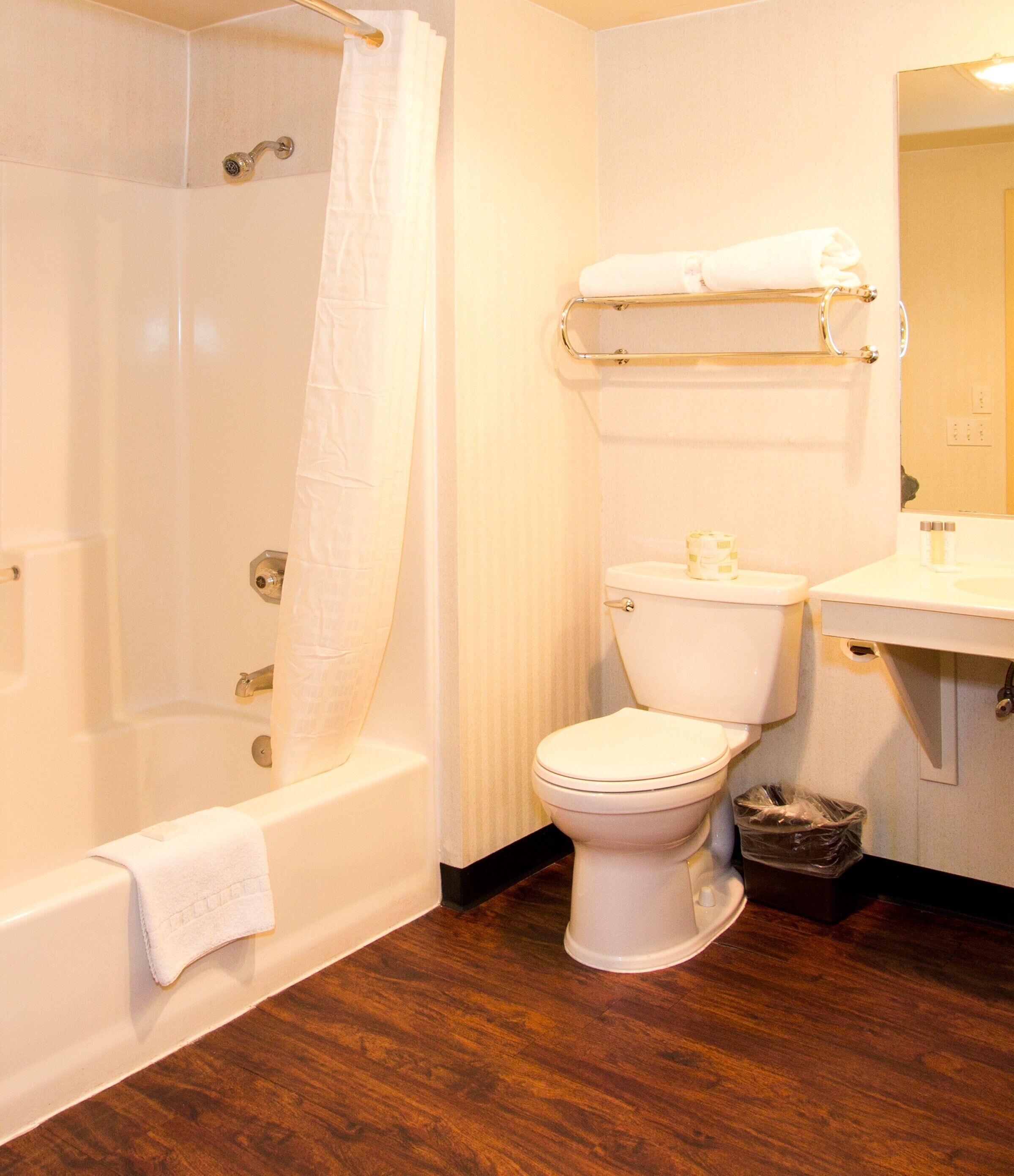 Une salle de bain avec une baignoire, des toilettes et un lavabo.