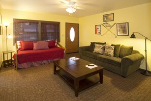 套房, 2 间卧室 | 起居区 | 平板电视