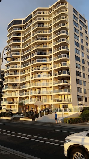 Vista frontal de la propiedad