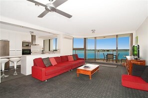 Appartement, 2 chambres | Coin séjour | Télévision à écran plat, lecteur de DVD, table de tennis de table