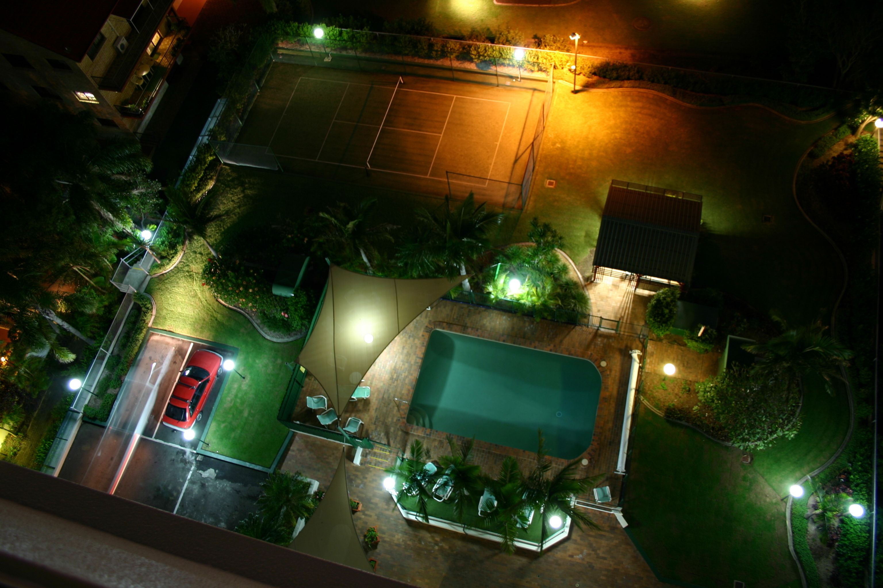 Una piscina al aire libre, una piscina climatizada