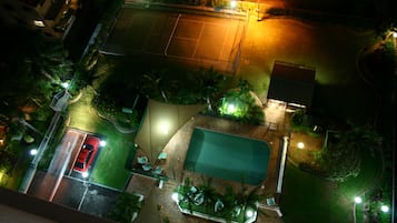 Una piscina al aire libre, una piscina climatizada