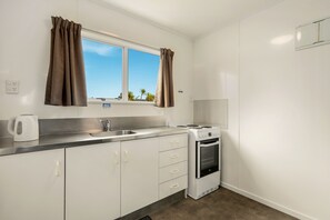 Studio, accessible aux personnes à mobilité réduite | Coin cuisine privé | Micro-ondes, plaque de cuisson, cafetière/bouilloire