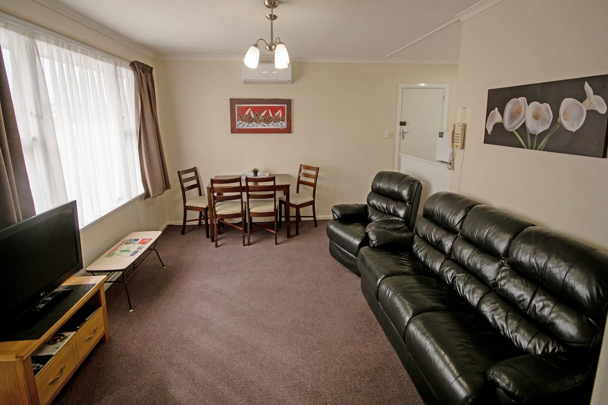 Two Bedroom Suite | Living area | 32-cm Smart TV with digital channels, TV, Netflix