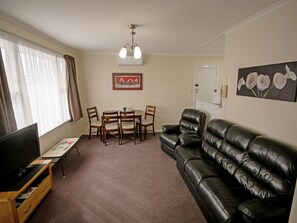 Suite, 2 soverom | Oppholdsområde | En 32-centimeters smart-TV med digitale kanaler samt TV og Netflix