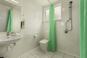 Studio, barrierefrei | Badezimmer | Kostenlose Toilettenartikel, Haartrockner, Handtücher