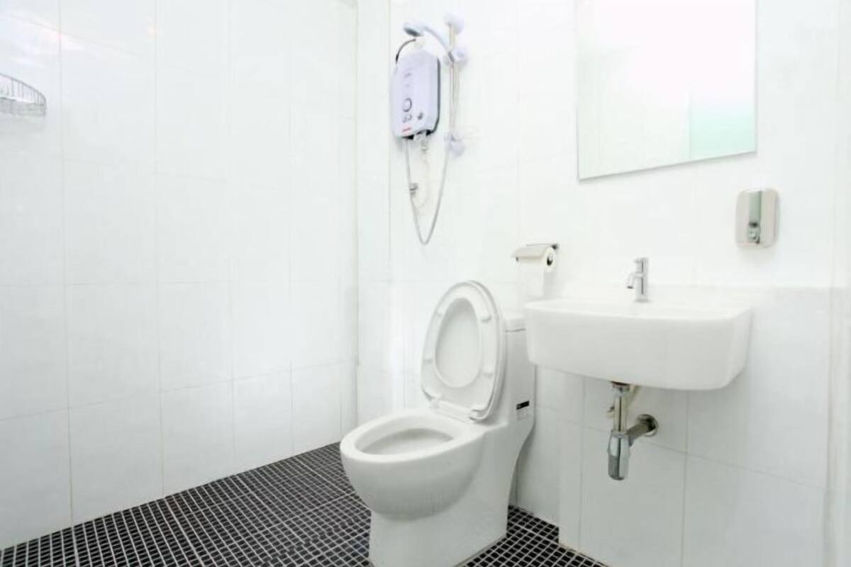 Shower, rainfall showerhead, free toiletries, towels