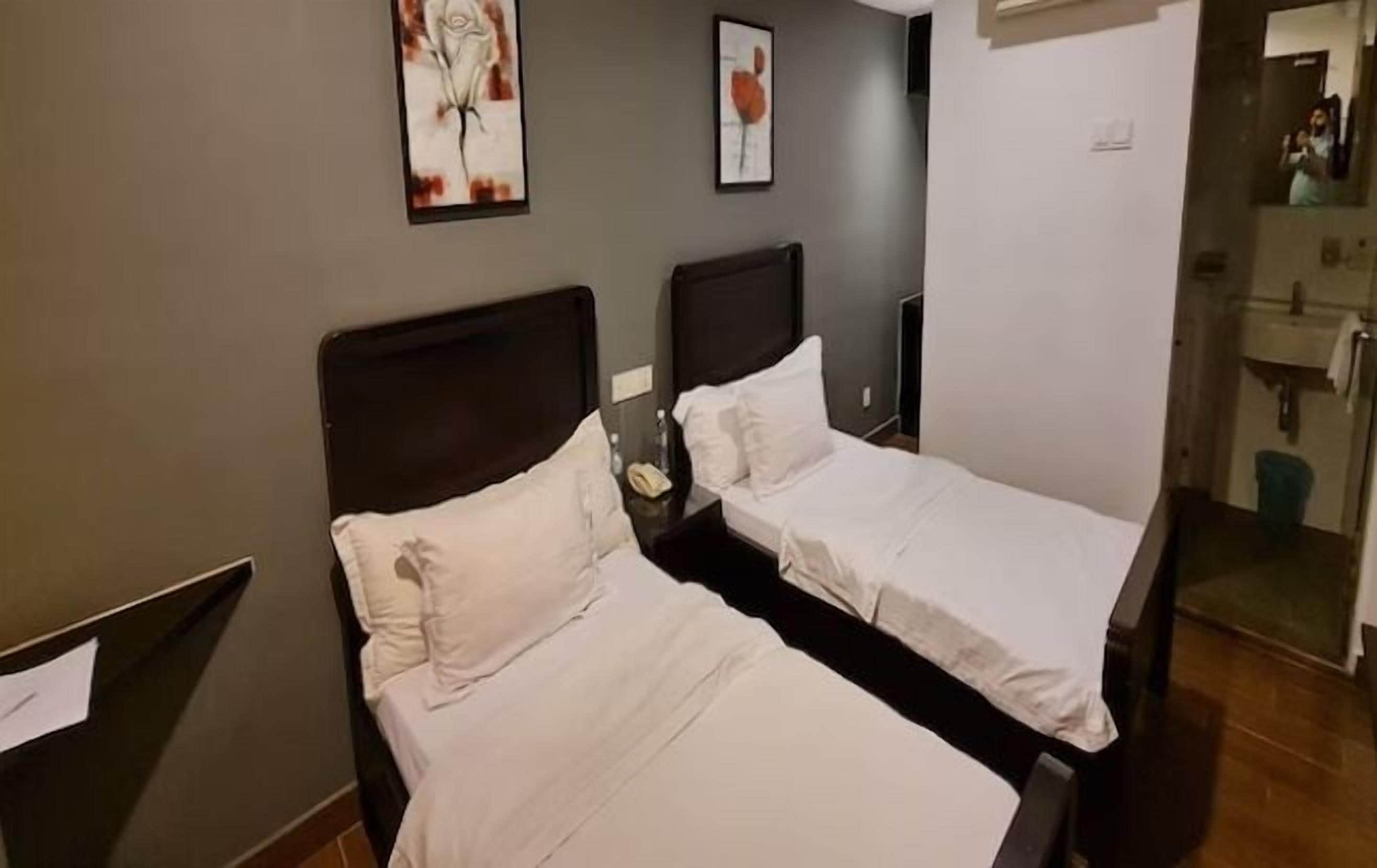 In-room safe, laptop workspace, blackout drapes, iron/ironing board