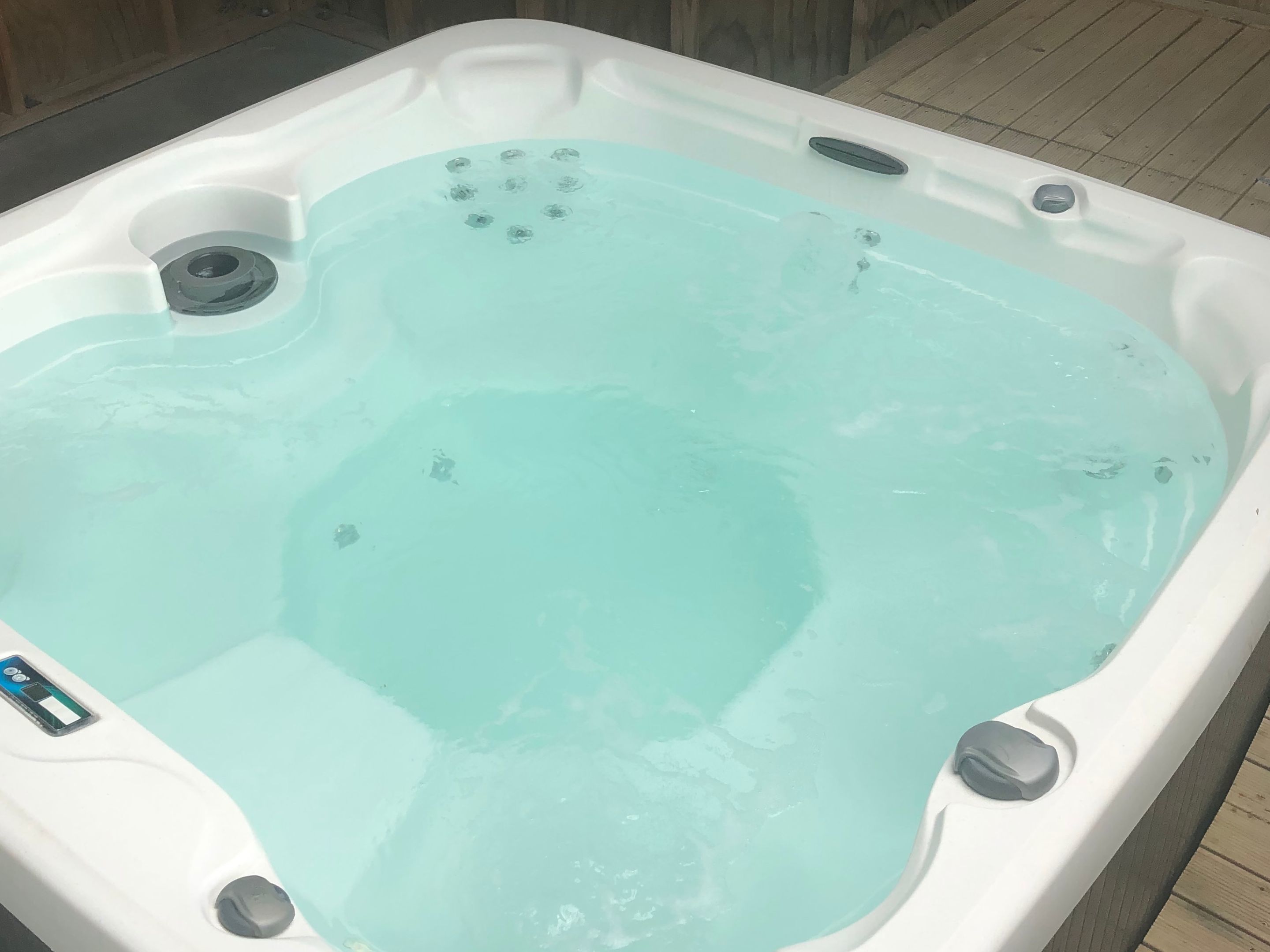Un jacuzzi con panel de control y desagüe.