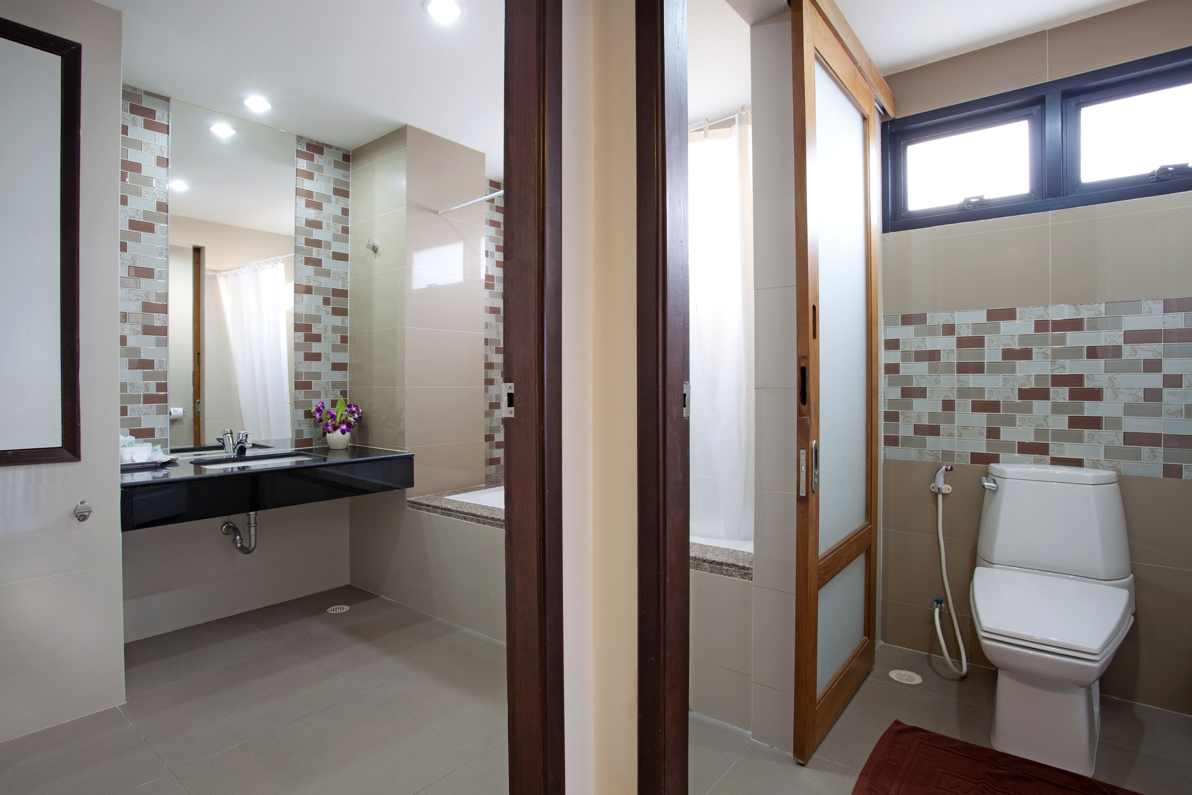 luxury room | bathroom | combined shower/bathtub, free toiletries, hair dryer, towels