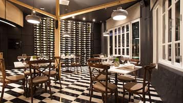 2 restaurantes; se sirven desayunos y cocina local e internacional