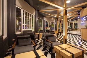 2 restaurants, breakfast, lunch served; local and international cuisine - Areca Lodge (Pattaya)