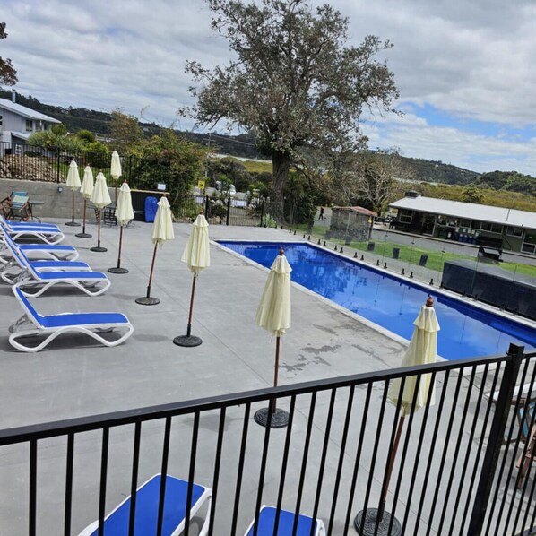 Außenpool, Sonnenschirme, Liegestühle